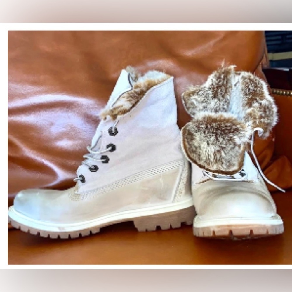 Timberland faux fur boots size 6 very soft in the inside cozy for cold weather